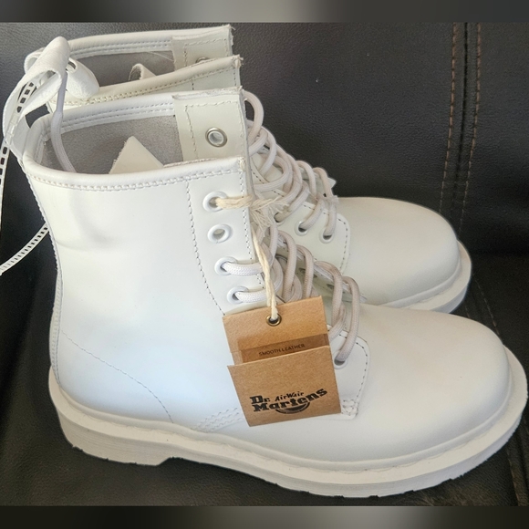 NWOB Dr. MARTENS 1460 Pascal White Leather Conbat Boots Women's size 7 Lace Up - Picture 4 of 14